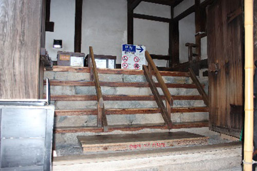 松本城 天守入り口石の階段