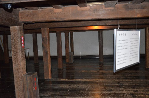 松本城 二重目の屋根の下に隠れ窓のない階
