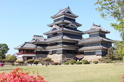 松本城 現存する天守12城のうち五重六階の天守としては日本最古の天守