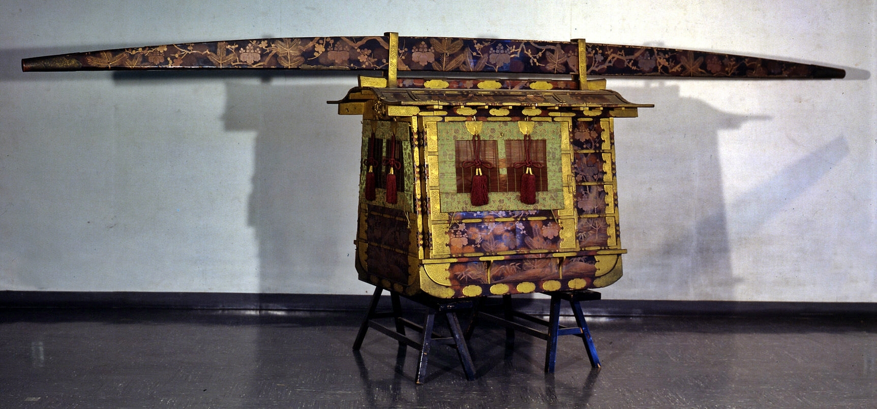 This is said to be a vehicle that the wife of the castle lord had ridden. It has pine, bamboo, and plum drawn on it, which is thought to be  auspicious in Japan.