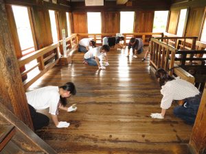 画像: 国宝松本城天守床磨きを開催します！